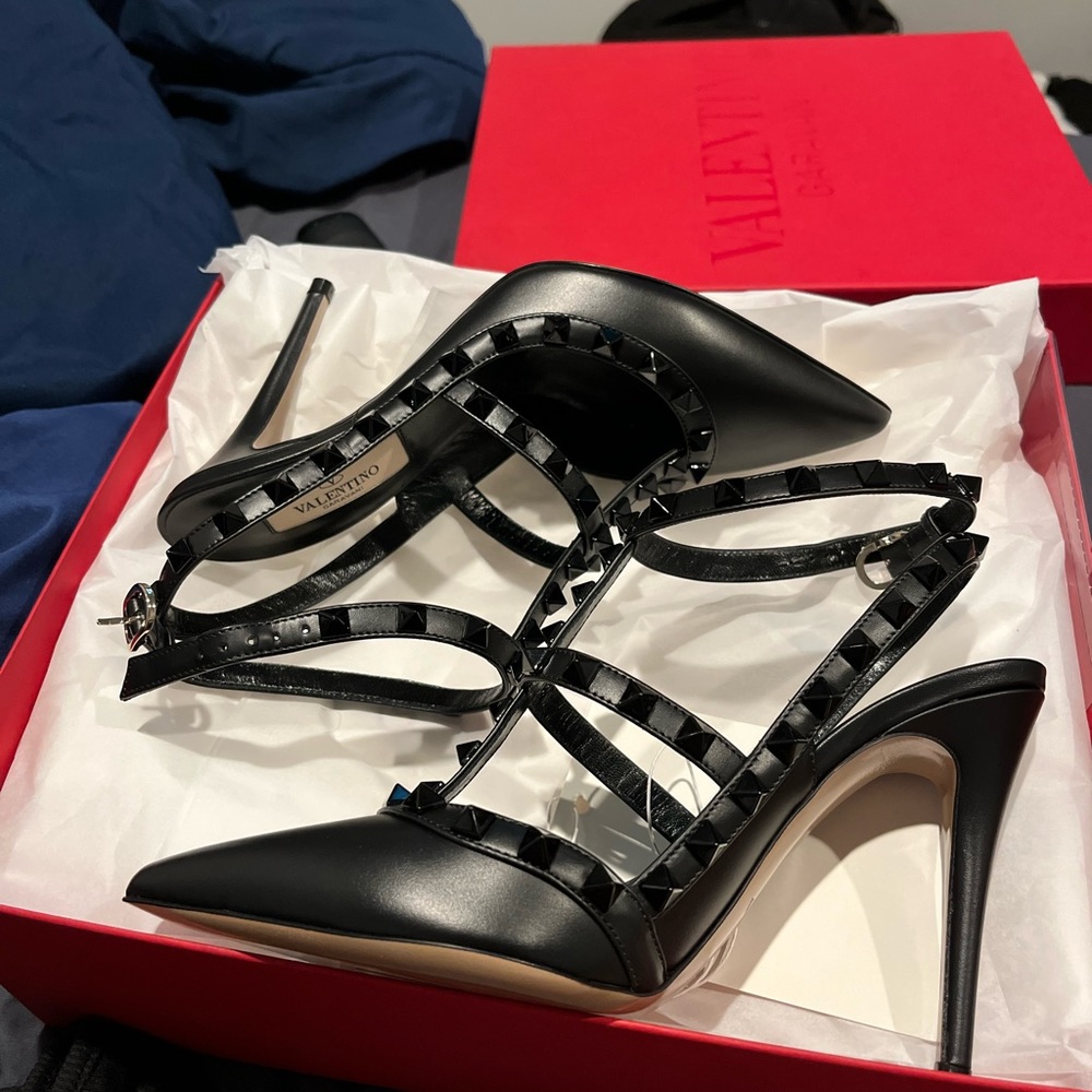 VALENTINO ROCKSTUD ANKLE STRAP PUMP WITH TONAL STUDS 100 MM